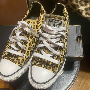 Cheetah converse low top with box